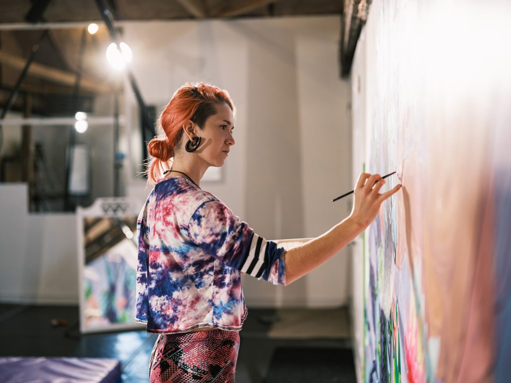 Kvinner som maler som driver sitt egen enk